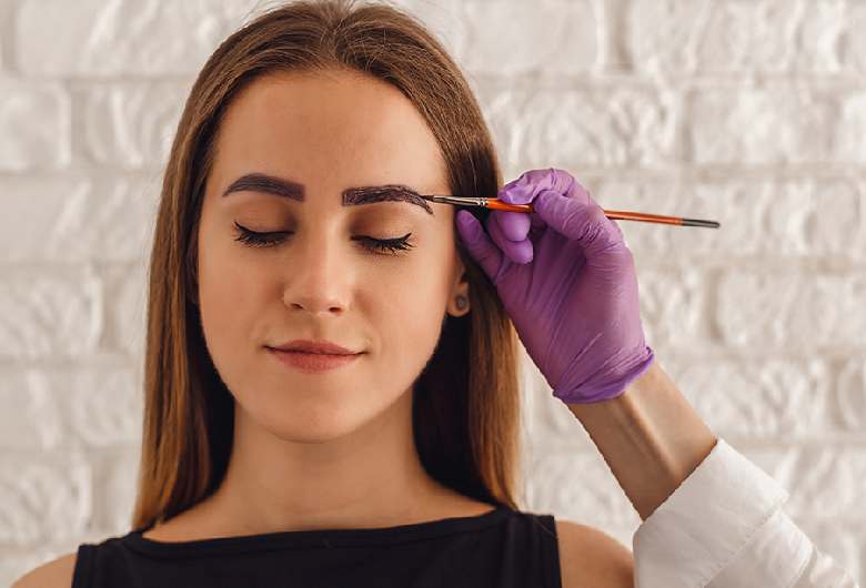 Dye Your Eyebrows Naturally With Henna