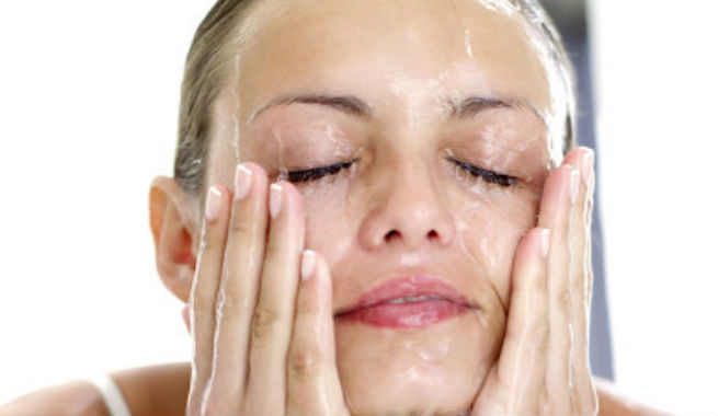 A Guide To The Oil Cleansing Method For Acne