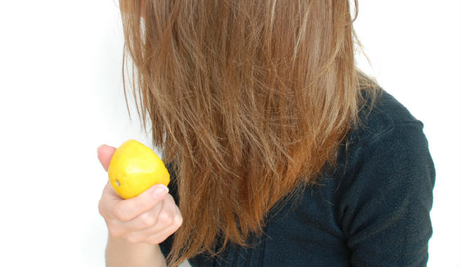How To Dye Or Lighten Your Hair Simply With Lemon Juice?